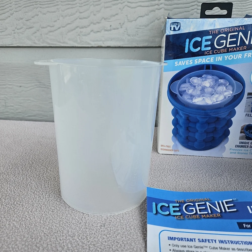 Ice Genie Compact Silicone Ice Cube Maker Fill Freeze Squeeze Space Saver Dorm